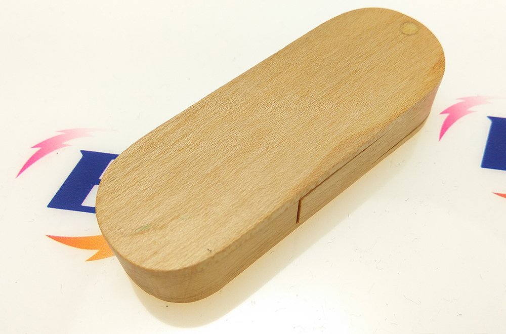 Memoria USB Flash Drive, elaborada en material de madera de color claro 