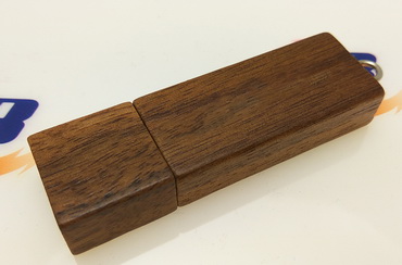 Memoria USB de publicidad con forma rectangular de madera, en color marrón claro 