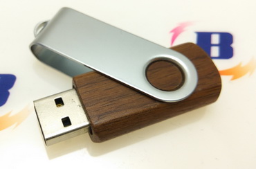 Giratorio Memoria USB de madera personalizada, en modelo Twister de color claro