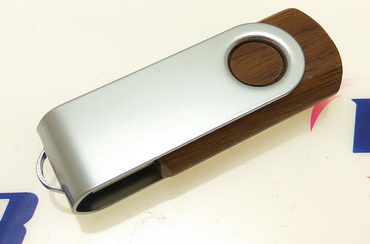 Giratorio Memoria USB de madera personalizada, en modelo Twister de color claro