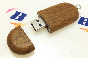 La memoria USB de madera en forma ovalada, completamente personalizable con logotipos